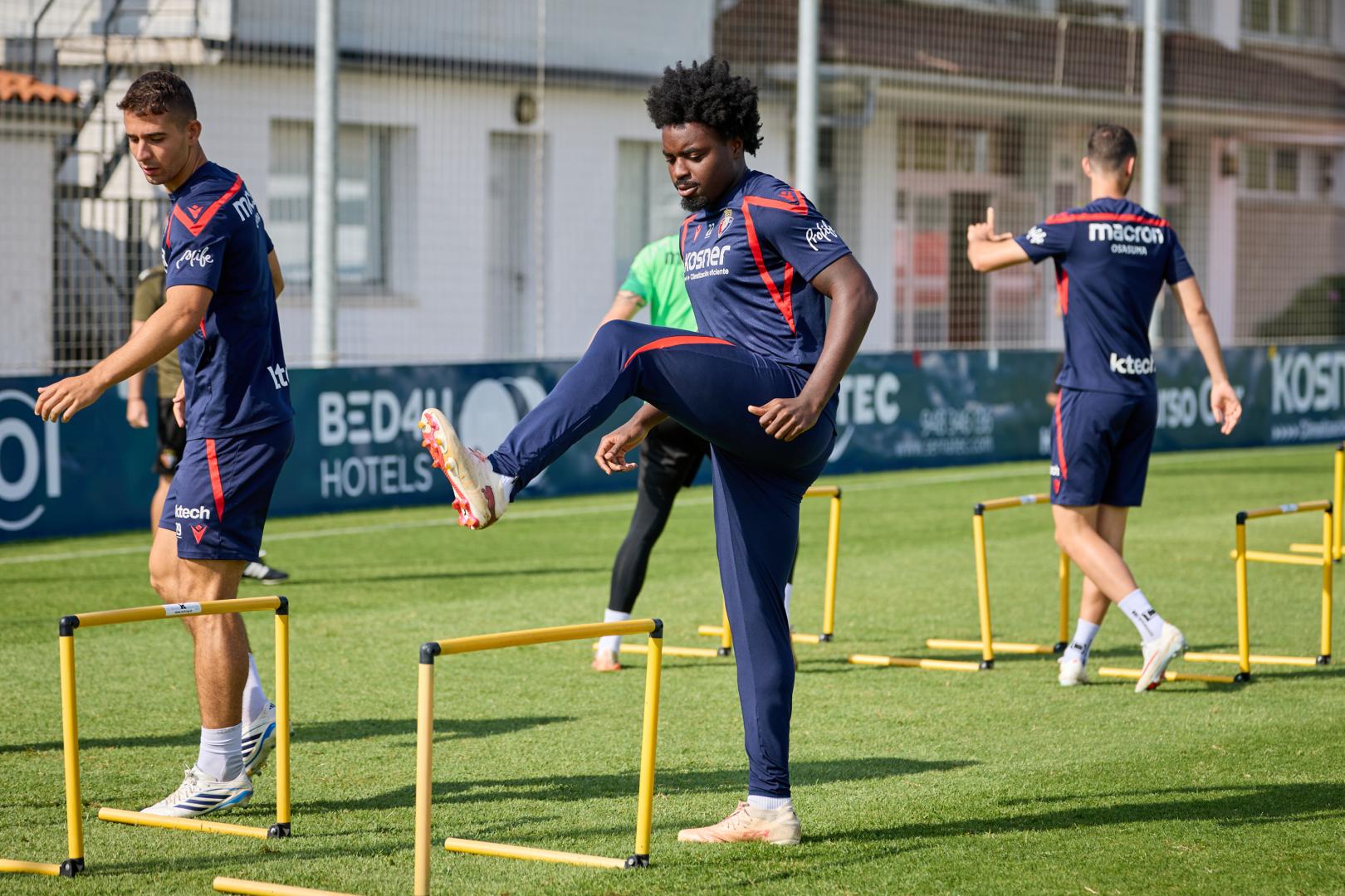 Enzo Boyomo se ejercita en las instalaciones de Tajonar junto a Asier Osambela.