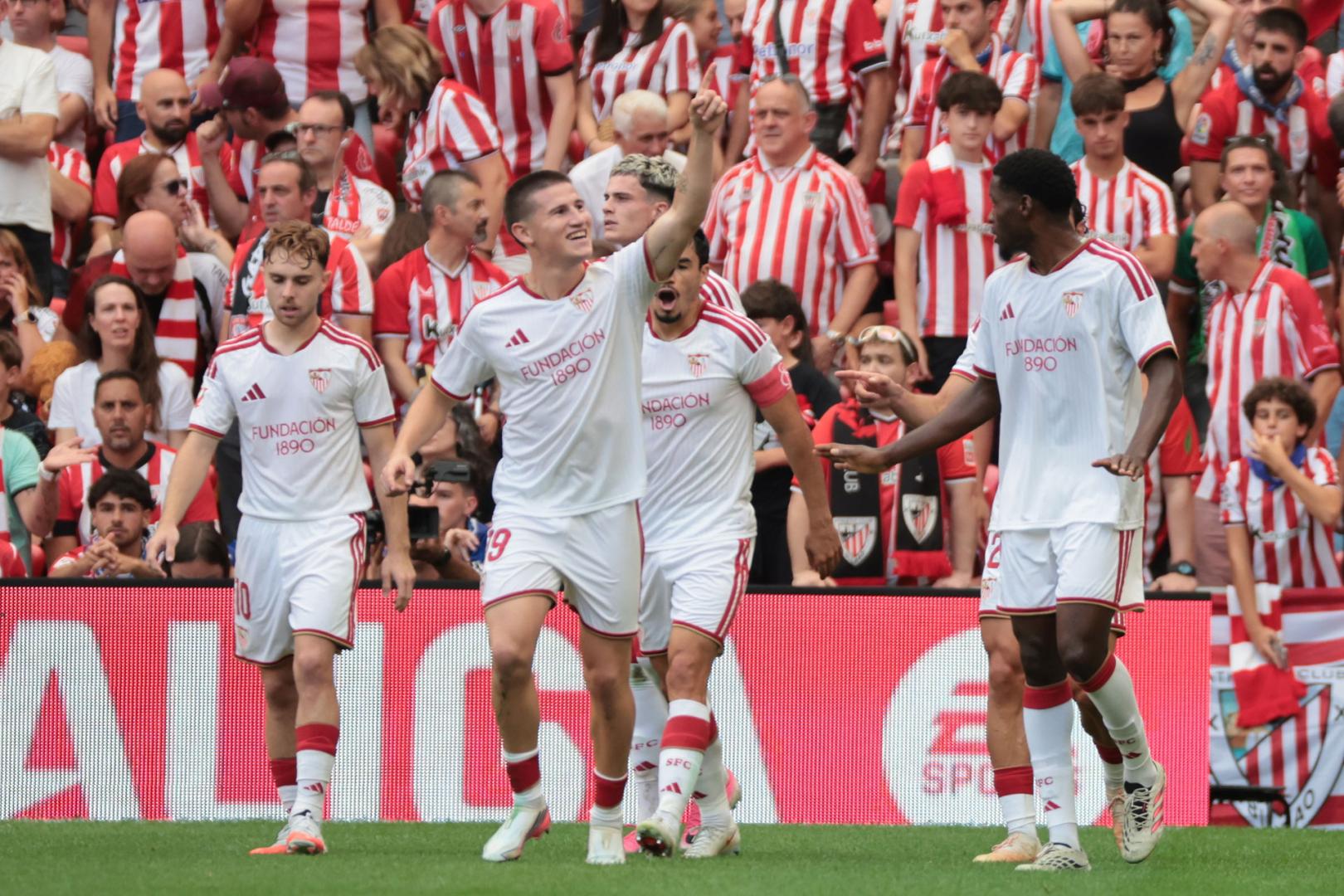 El futbolista del Sevilla Joaquín Martínez Gauna 'Oso' celebrando con sus compañeros el gol