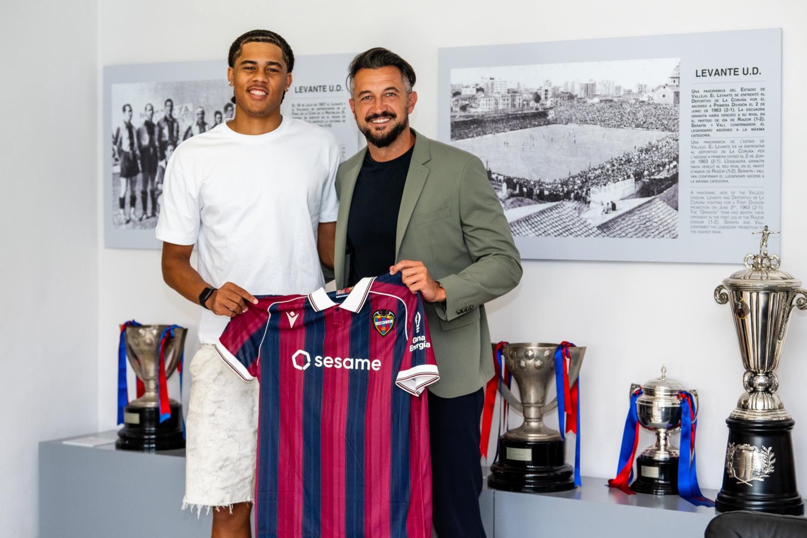 Ifeanyi Ndukwe, nuevo fichaje del Levante que no puede ser inscrito.