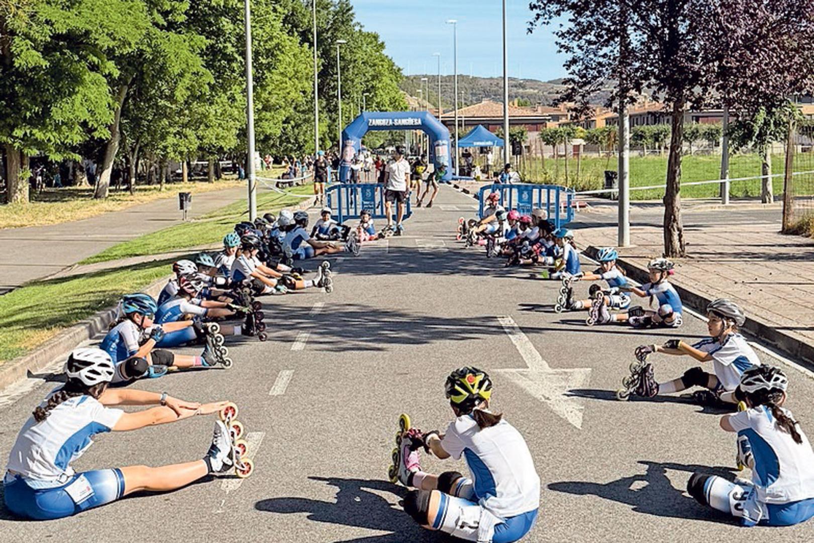 Sesión de estiramientos en la competición del XVI Trofeo Ciudad de Sangüesa, disputado en plena calle el pasado mes de junio