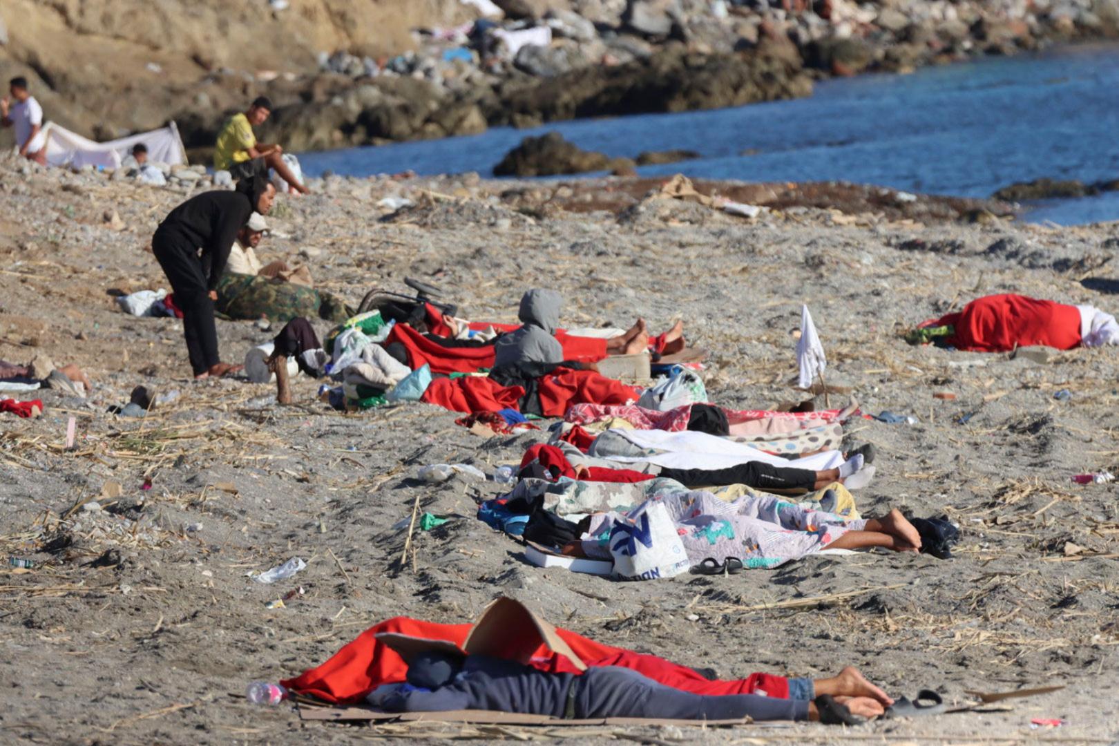 Varios migrantes permanecen acampados este sábado en la playa El Trampolín de Ceuta
