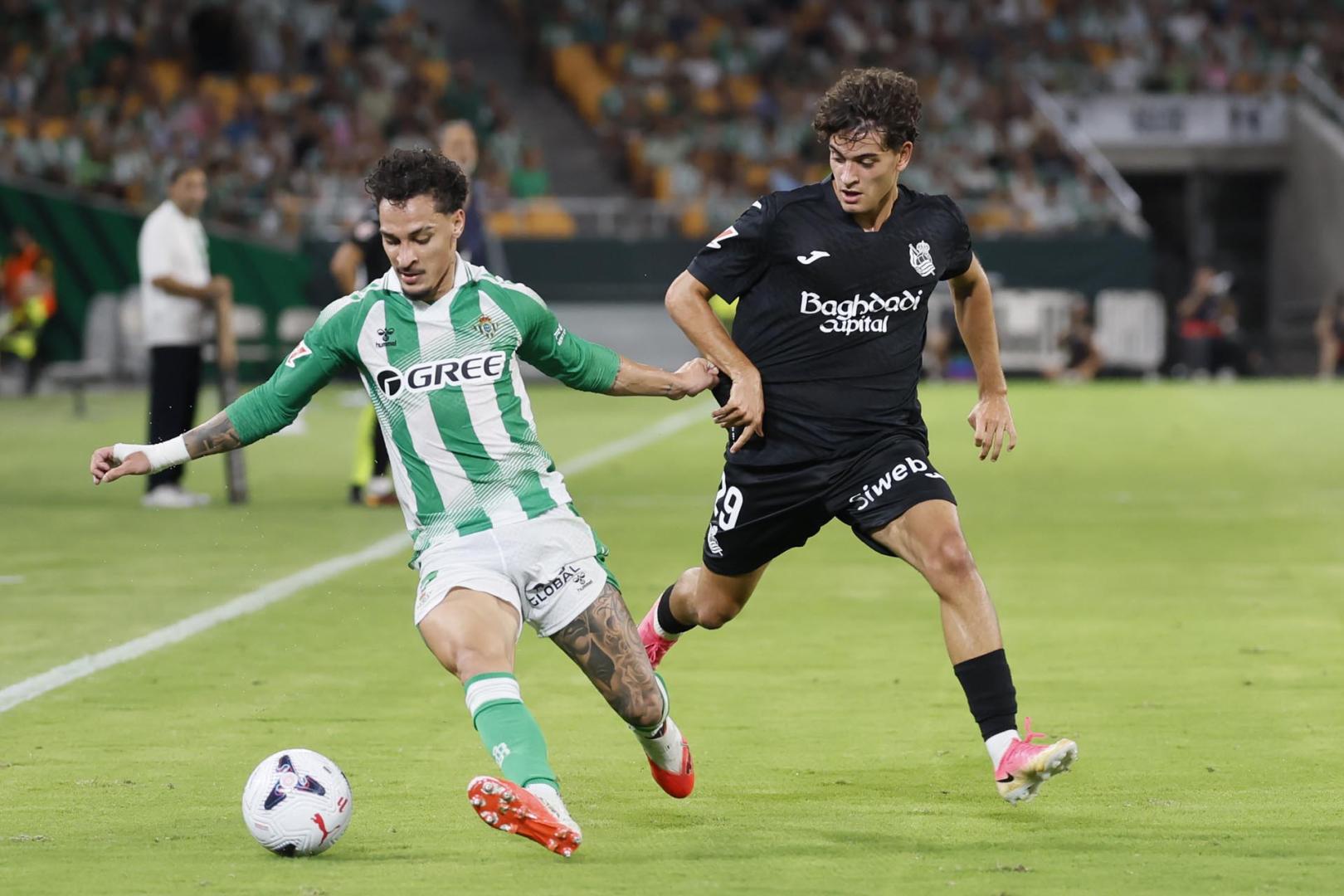 El navarro Álex Marchal presiona a Antony, delantero del Betis
