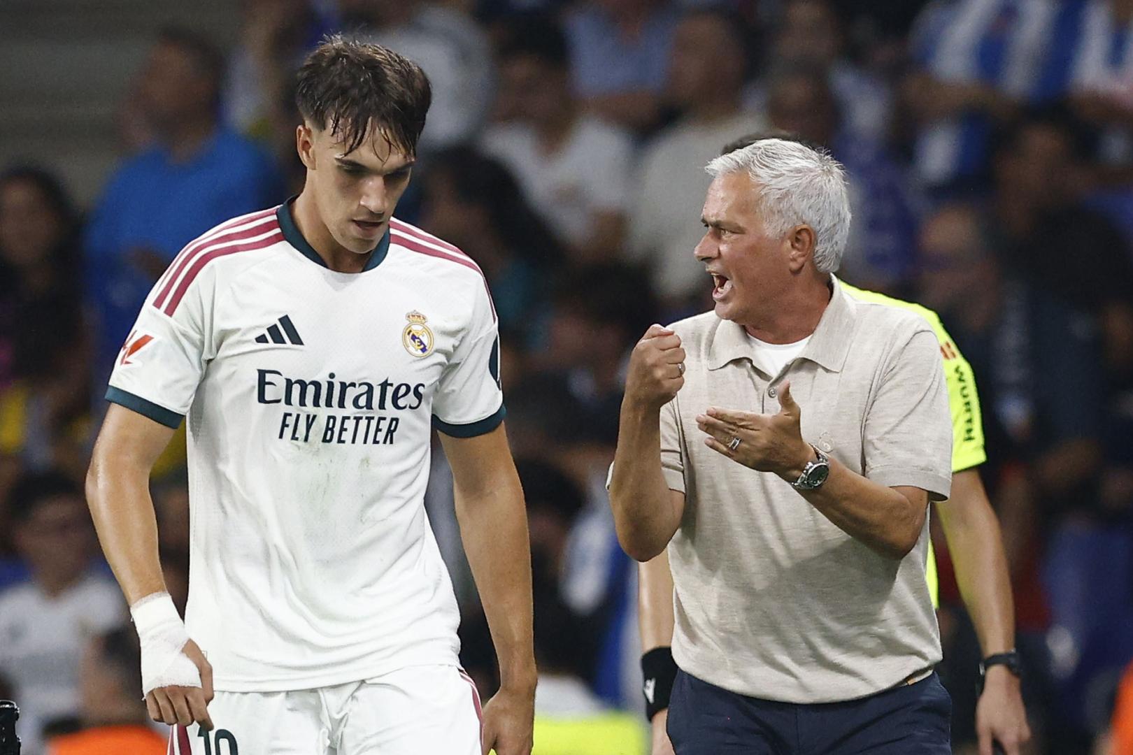 Mourinho da instrucciones a Carlos Espí tras anotar el 1-2 ante el Espanyol