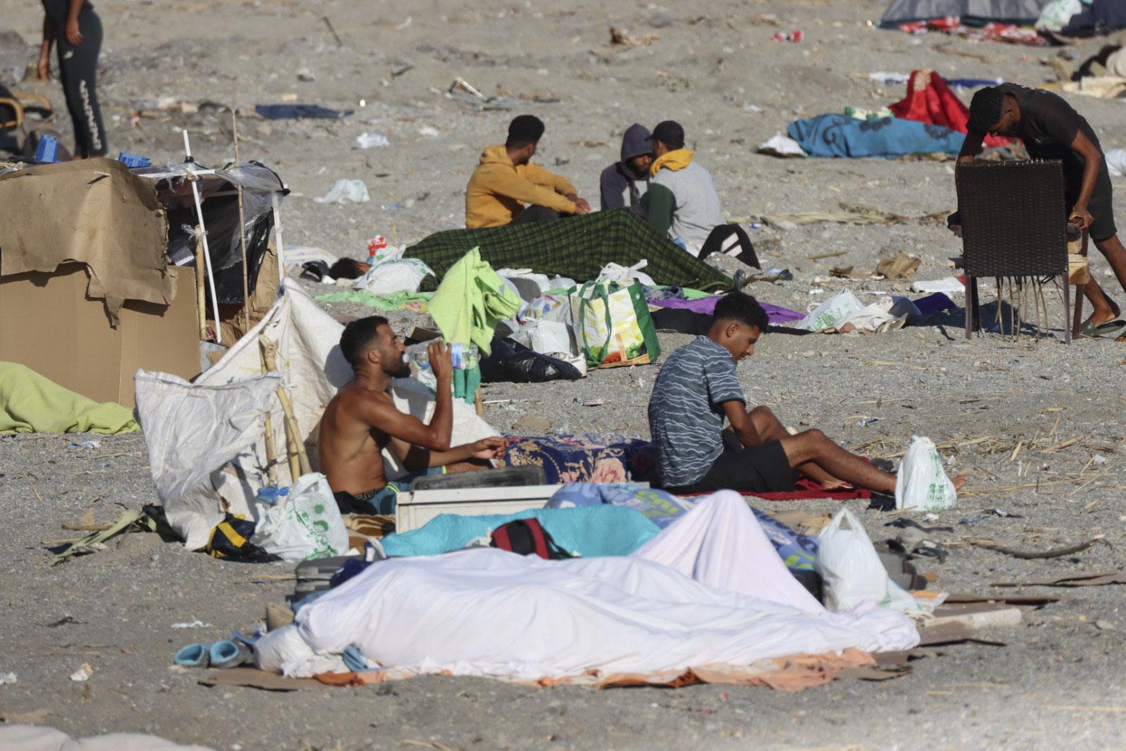 Varios inmigrantes acampados en la playa El Trampolín de Ceuta
