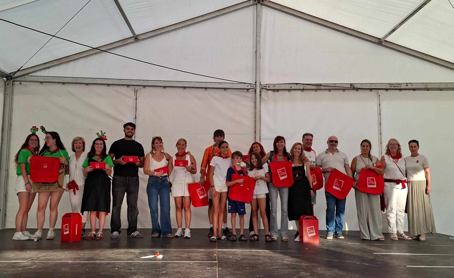 Los ganadores del concurso de tortillas de patatas de Imárcoain posan con sus premios