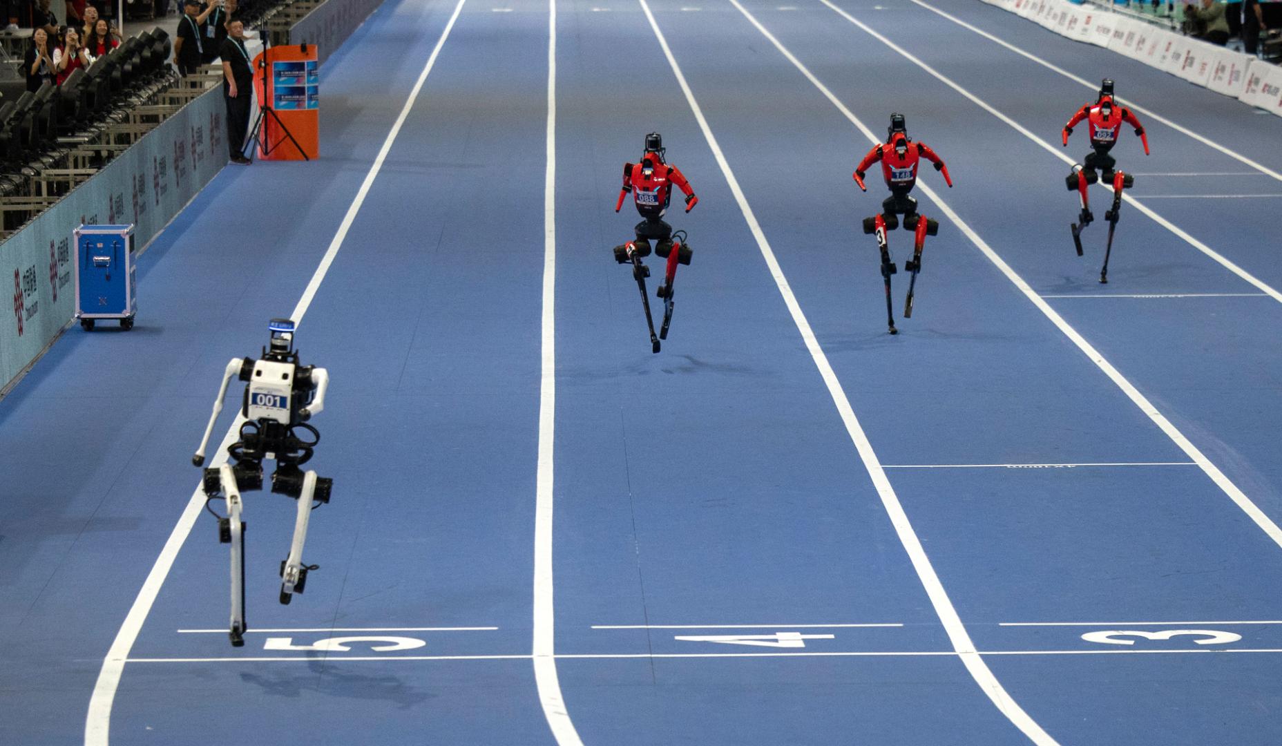 Momento de la carrera de robots humanoides