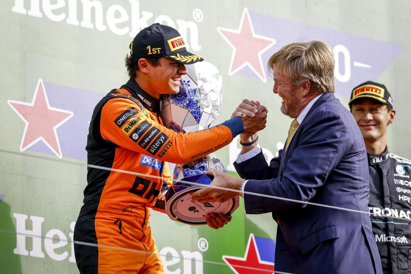 Lando Norris recibiendo el premio tras quedar en primera posición en el Gran Premio de Países Bajos