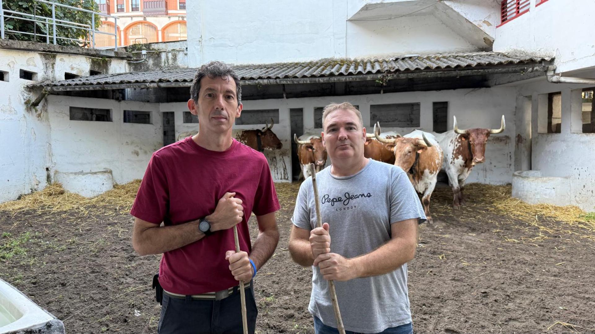 Los corraleros pamploneses Alberto Pérez Garayoa (izq.) e Iñigo Orive Fernández (dcha.), en los corrales del coso de Bilbao, ayer, antes del inicio de la feria taurina.