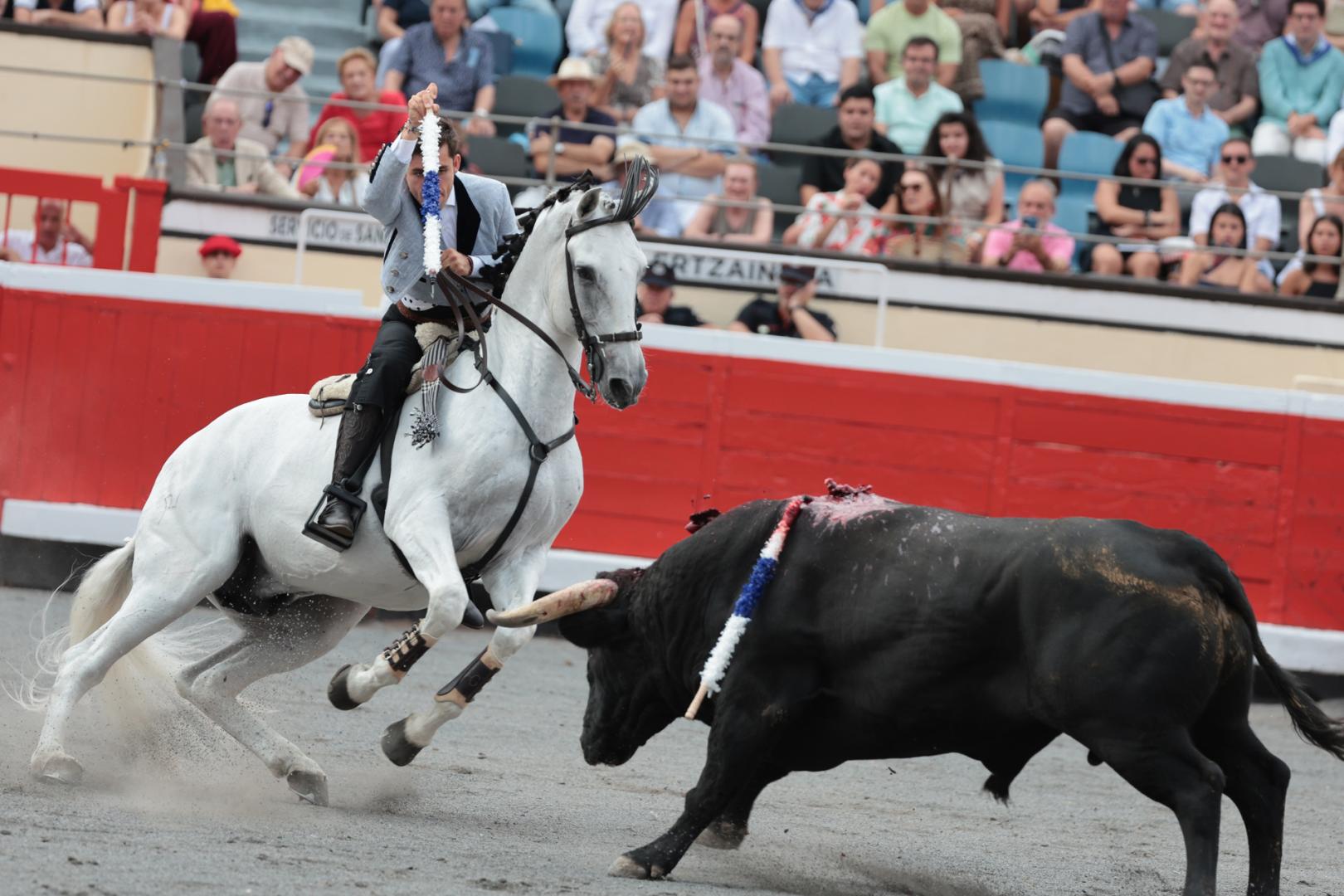Guillermo Hermoso de Mendoza, ante el primero de sus astados en la plaza de toros de Bilbao