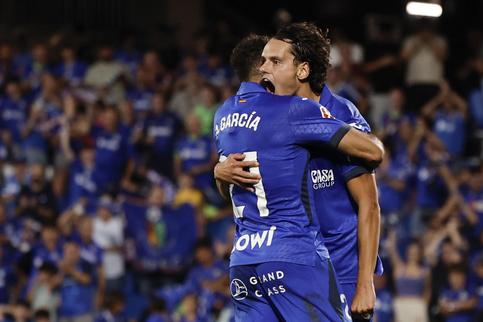 El delantero del Getafe Enes Unal celebra el gol con su compañero Andrés García