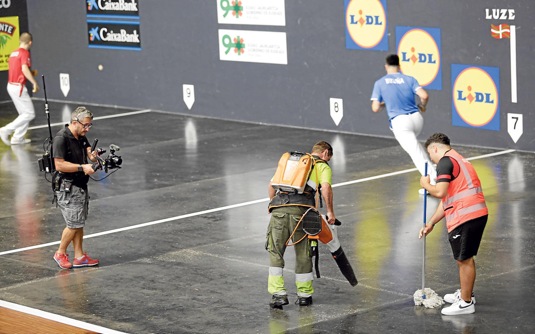 Un operario seca la pista con un soplador
