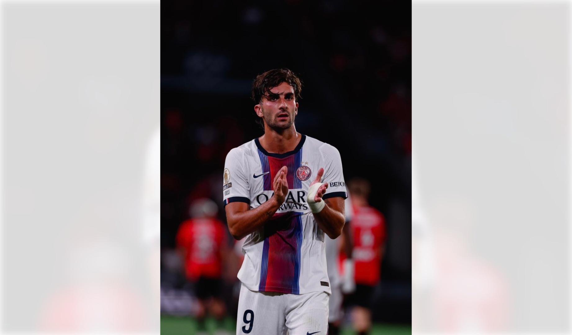 Ferran Torres aplaude a los aficionados del PSG al concluir el partido