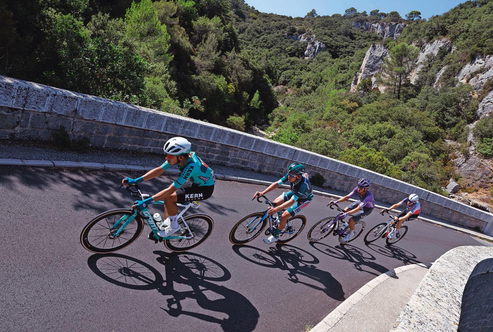 Diego Uriarte (Kern Pharma) tira en la fuga seguido de Ethan Hayter (Soudal), Koen Bouwman (Jayco Aluya) y Sinuhé Fernández (Burgos)