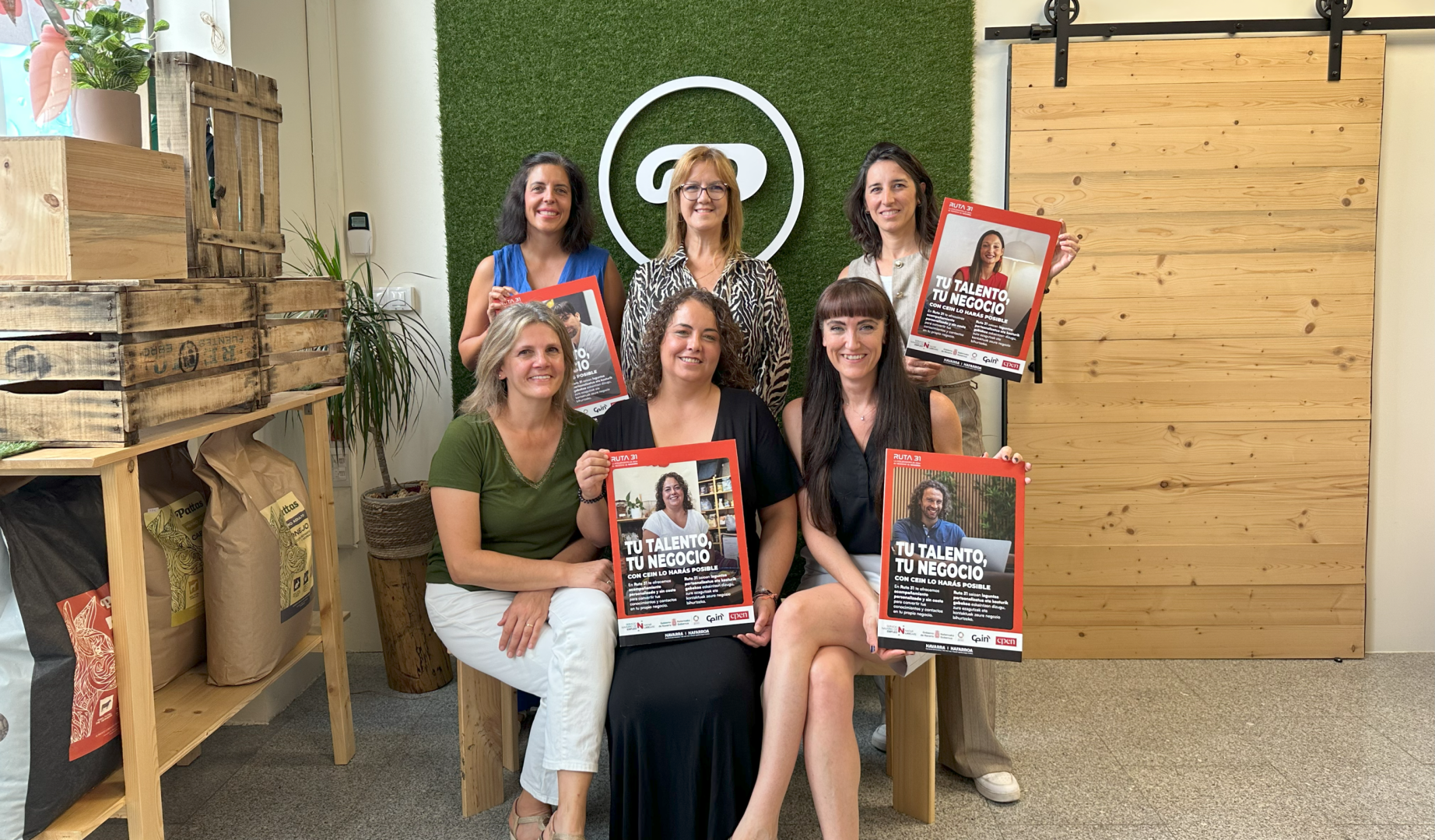 De izquierda a derecha y de arriba abajo: Uxue Itoiz, directora gerente de CEIN; Ester Fernández Razquin, directora gerente del Servicio Navarro de Empleo; Nora Miguéliz, jefa de la sección de emprendimiento y trabajo autónomo del Gobierno de Navarra; Pilar Tellechea, directora del área de creación de empresas de CEIN; María Fernández, gerente de Pattas; Leyre Ortega, técnica de emprendimiento de CEIN