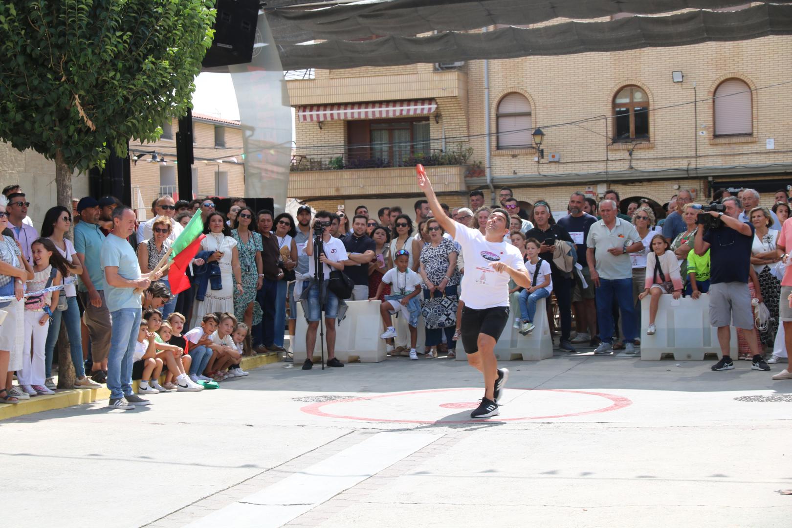 El concurso de lanzamiento de tomate es uno de los momentos más divertidos de esta fiesta