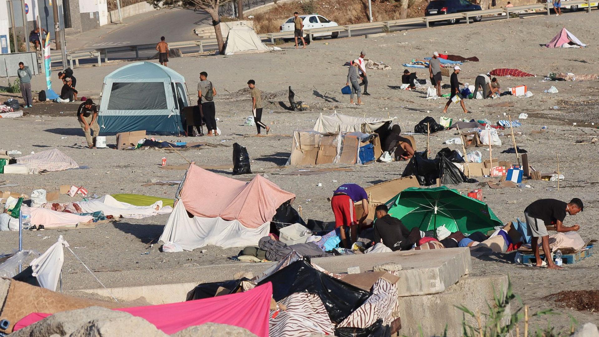 Varios migrantes permanecen este lunes acampados en la playa de El Trampolín de Ceuta
