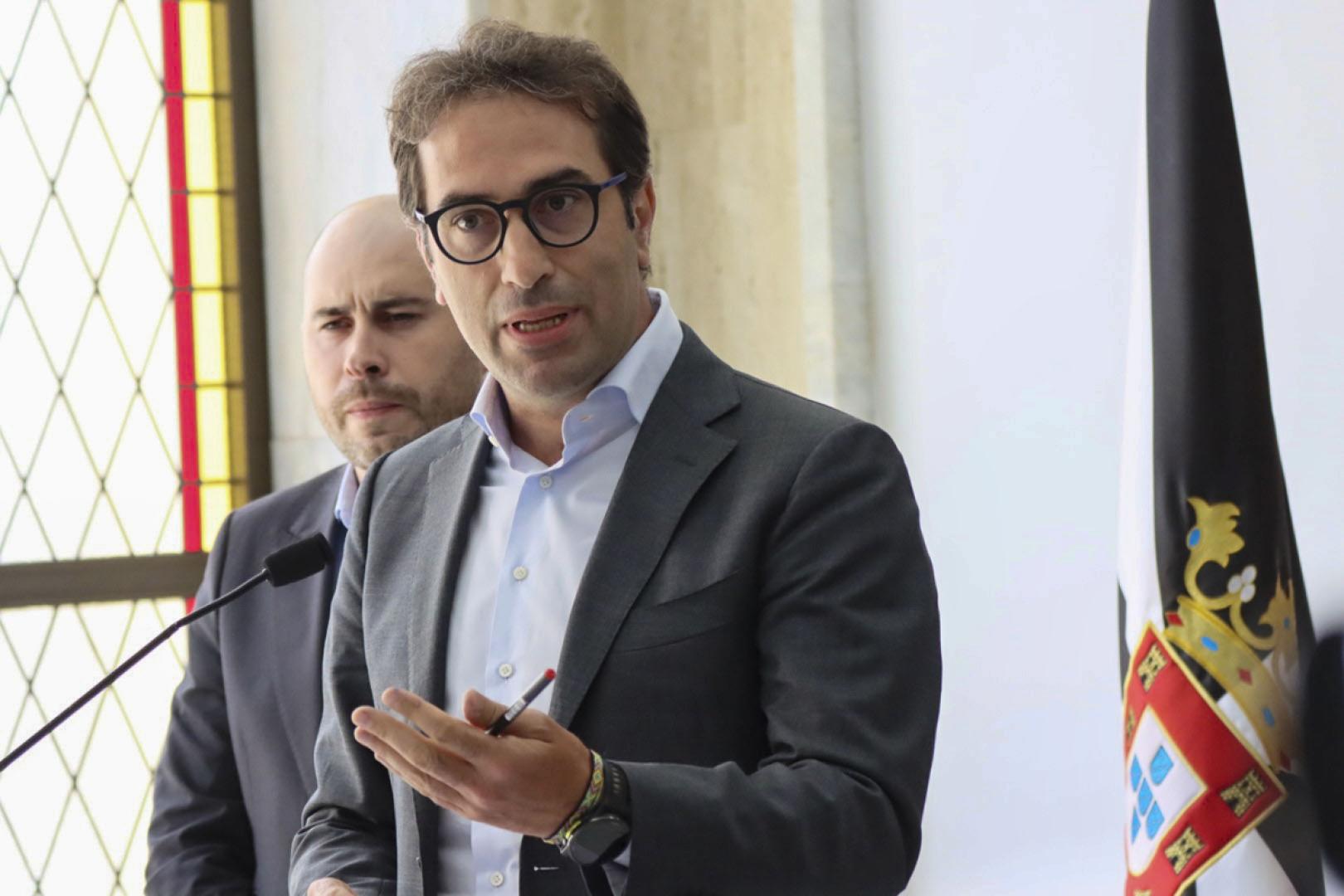 El vicepresidente primero y ministro de Economía, Comercio y Empresa, Carlos Cuerpo, ofrece una rueda de prensa en la sede de la delegación del Gobierno en Ceuta en compañía del delegado del Gobierno en Ceuta, Miguel Ángel Pérez Triano