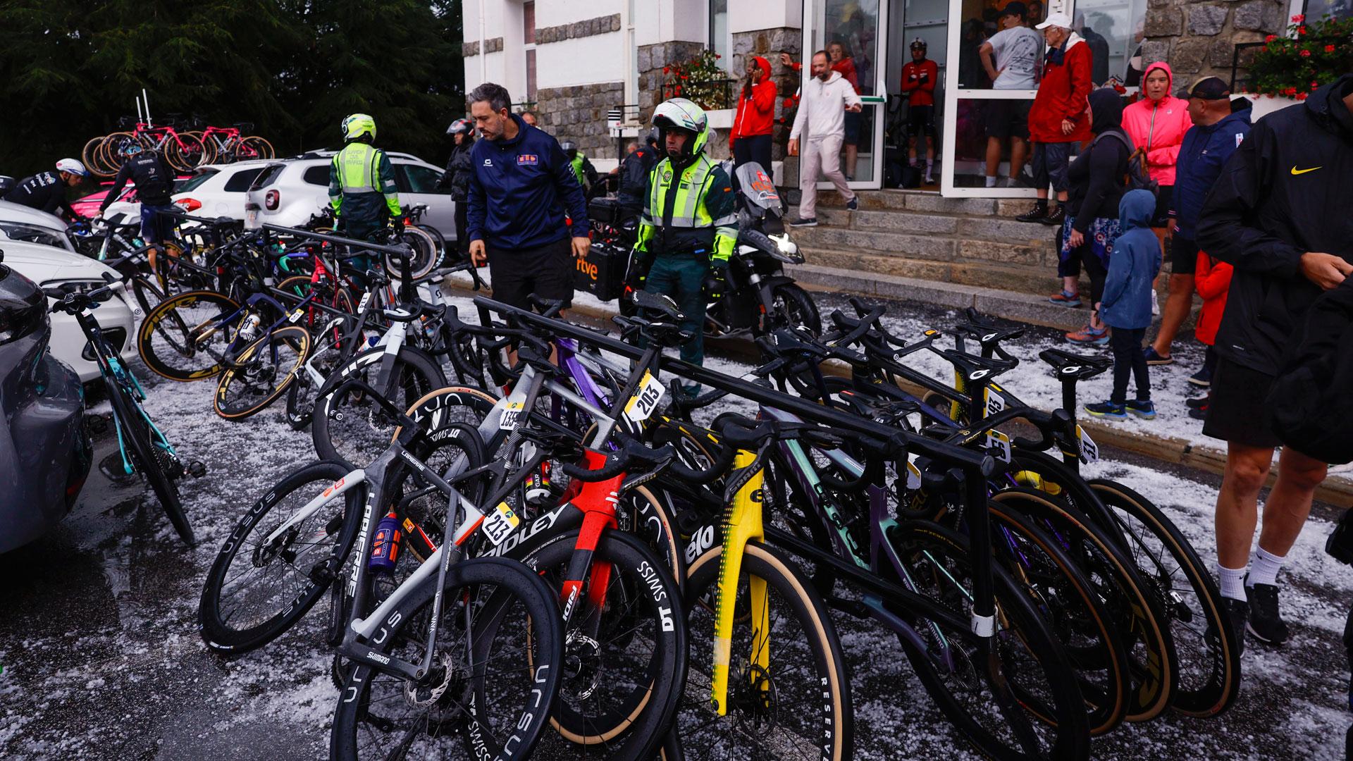 Exteriores del hotel ubicado a 15 kilómetros de meta donde los ciclistas se han refugiado debido a una fuerte granizada que ha obligado a anular la tercera etapa de la Vuelta a España