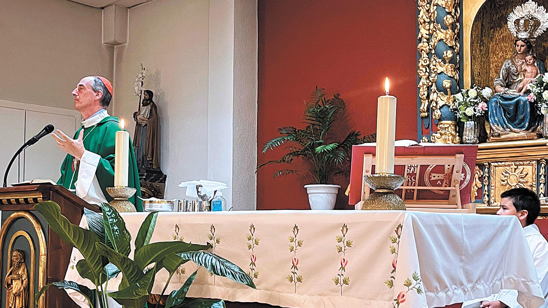 El cardenal Bustillo en un momento de la celebración en la capilla de Arre