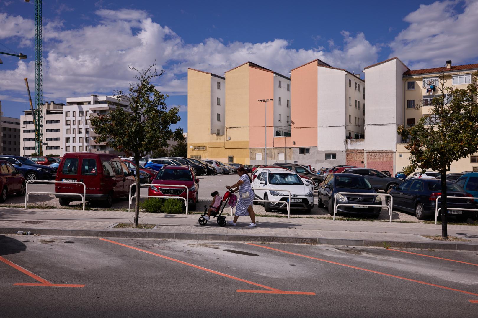 Plazas de aparcamiento ya delimitadas como zona naranja en la calle de Fernando Remacha.