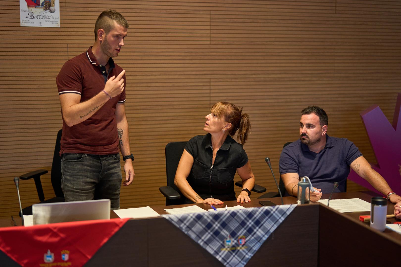 El alcalde de Berriozar, Iker Mariezcurrena (de pie), habla con los concejales socialistas Arantza Ríos y Carlos Mena