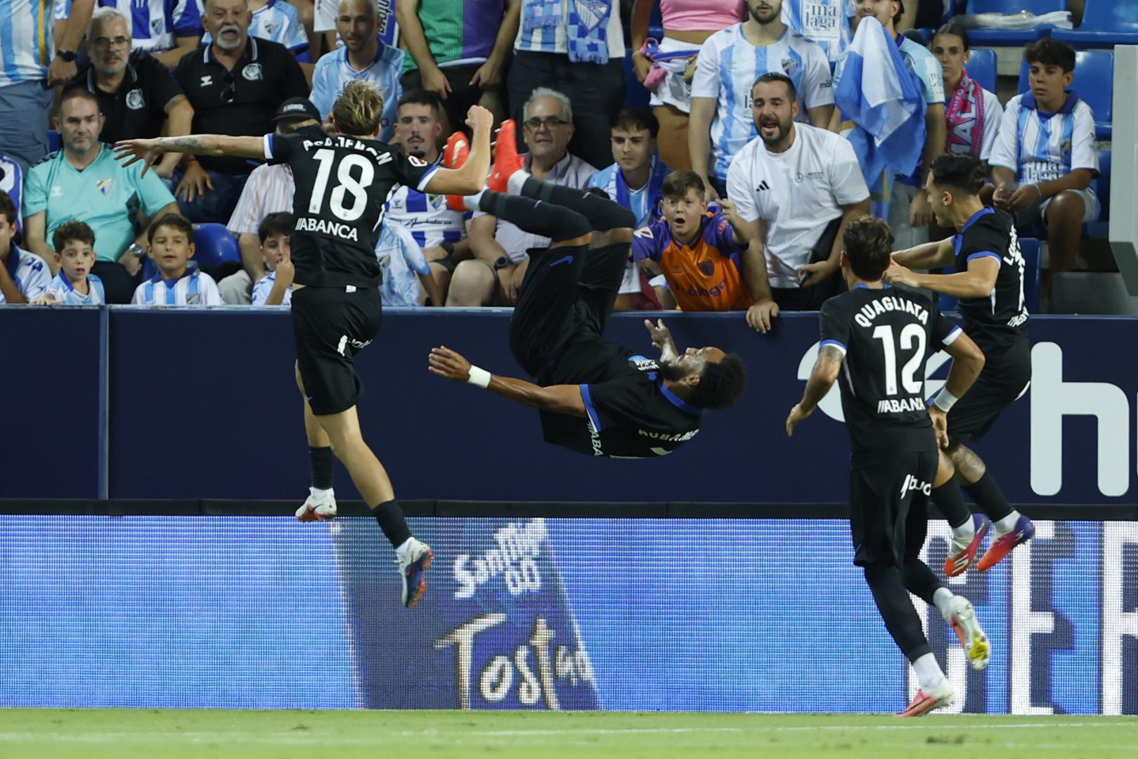 El delantero del Deportivo Pierre-Emerick Aubameyang celebra tras marcar el 0-1 en La Rosaleda