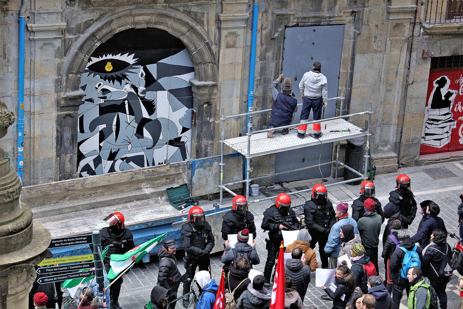 Un cordón policial, protegiendo a los operarios el 11 de enero de 2019 ante las protestas por el sellado de los accesos al Palacio de Rozalejo