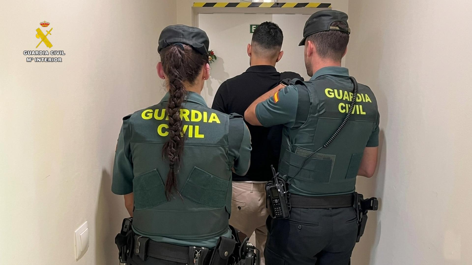 Imagen del momento de la detención de uno de los implicados