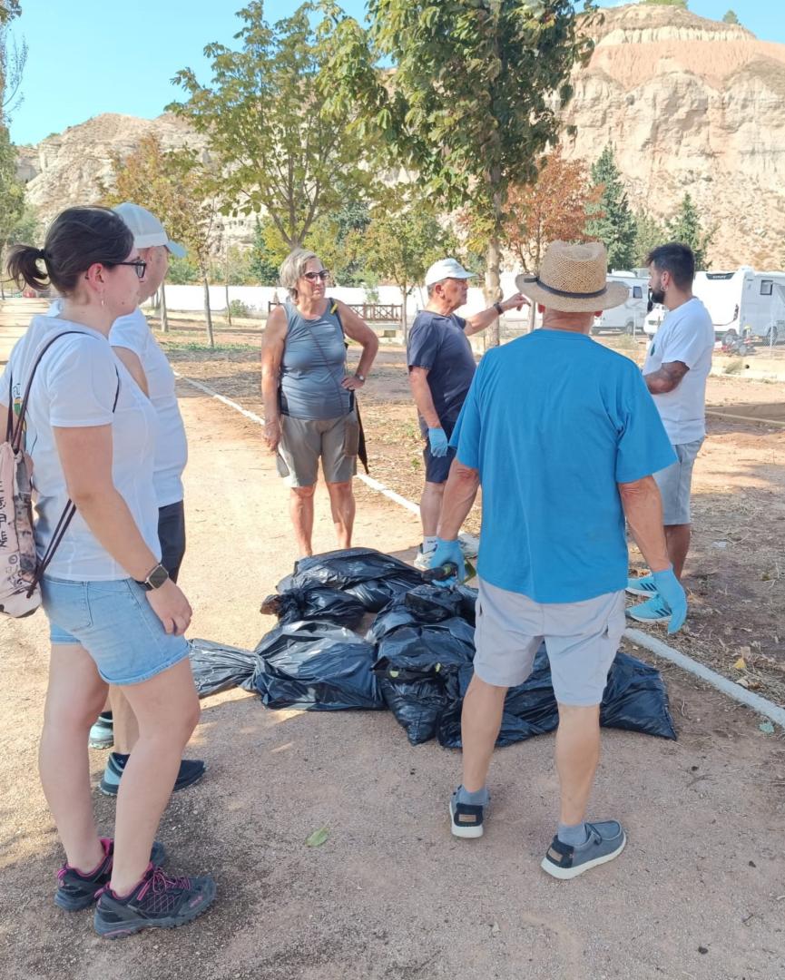 Voluntarios del Colectivo Gardacho, durante la retirada de las aves