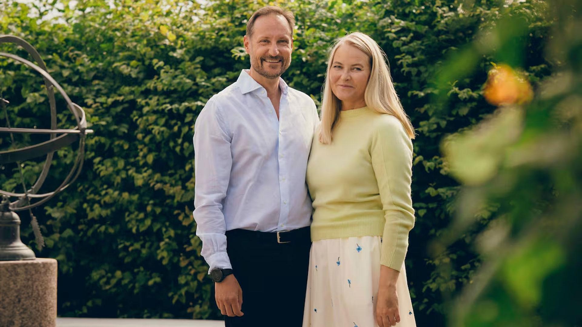Los príncipes de Noruega, Haakon y Mette-Marit, en la foto inédita difundida por la casa real para celebrar su 25º aniversario de boda