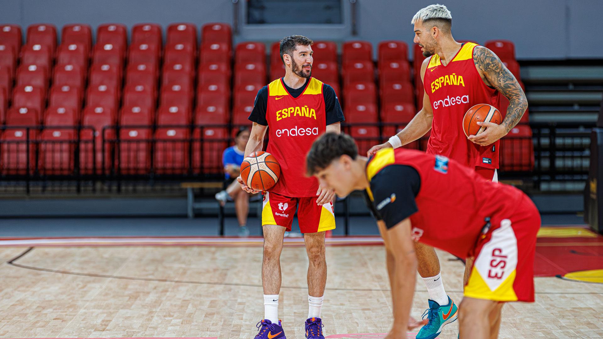 El capitán de la selección española de baloncesto, Willy Hernangómez (d), y Dario Brizuela (i), durante el entrenamiento de este martes en el pabellón Príncipe Felipe de Zaragoza para preparar el partido de este viernes ante Portugal
