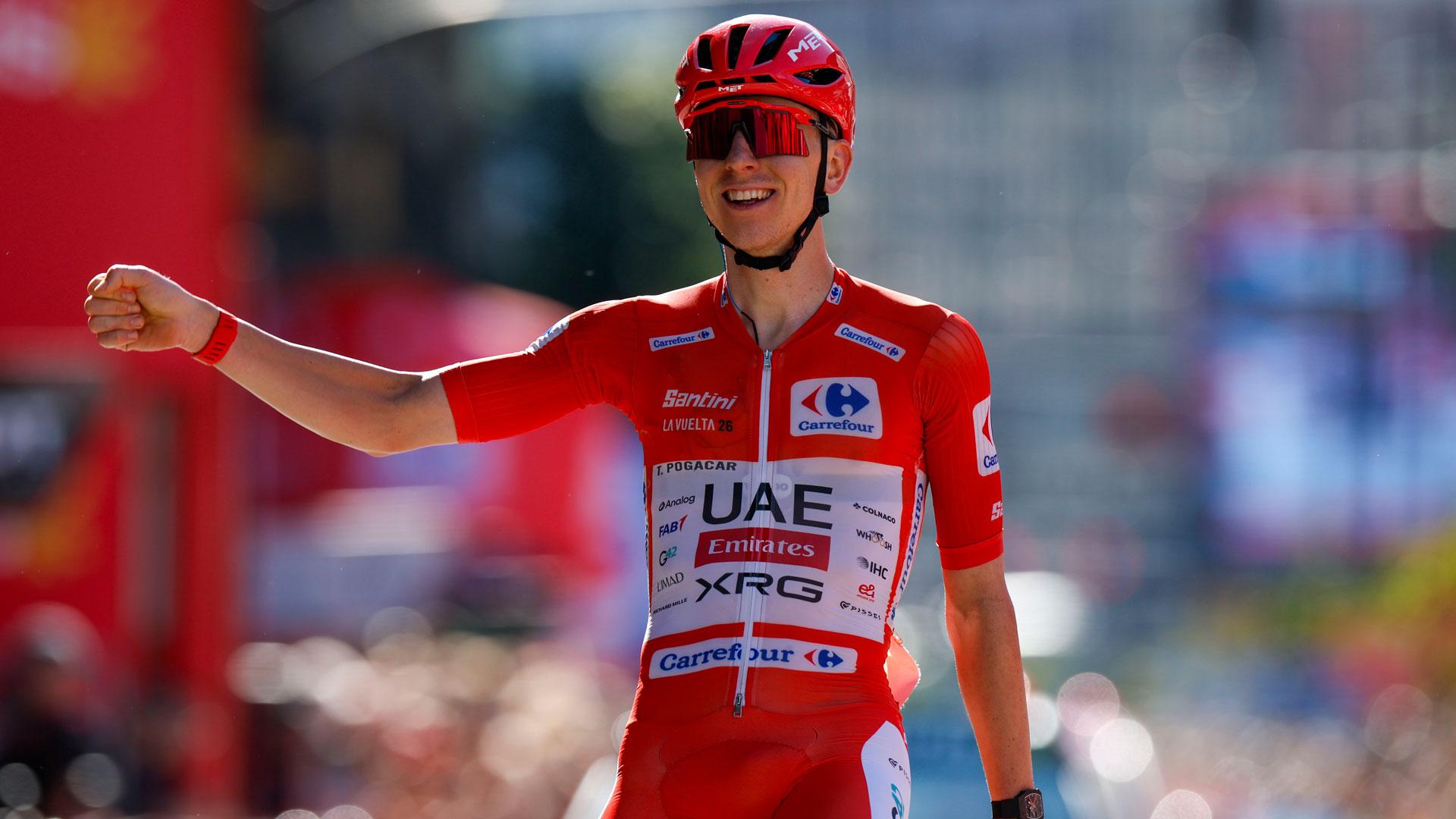 El ciclista esloveno del UAE Emirates Tadej Pogacar celebra su victoria en la cuarta etapa de La Vuelta a España