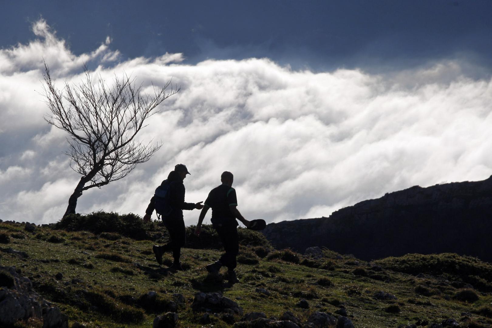 Dos montañeros caminan por la sierra de Aralar.