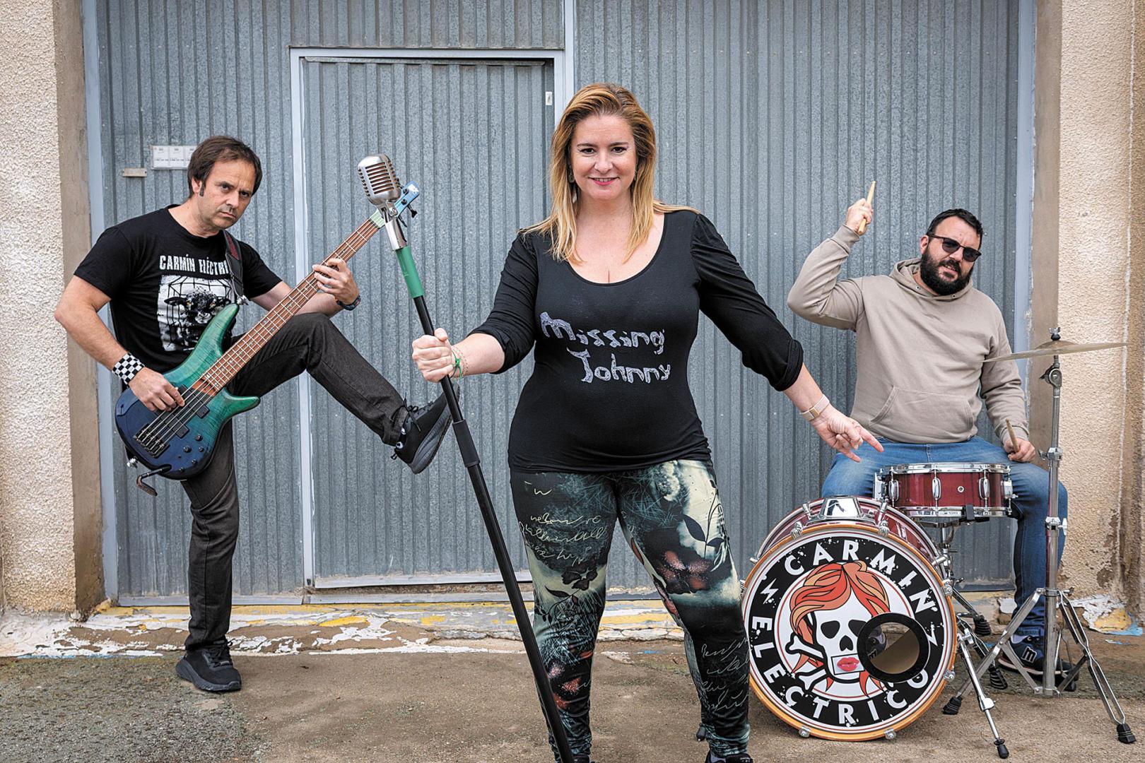 Los integrantes del grupo de rock Carmín Eléctrico, de izquierda a derecha, Raúl Echarren Larrión -bajo-, Emma Casado Leoz -voz-, y Frank Lockhart Lostale -batería