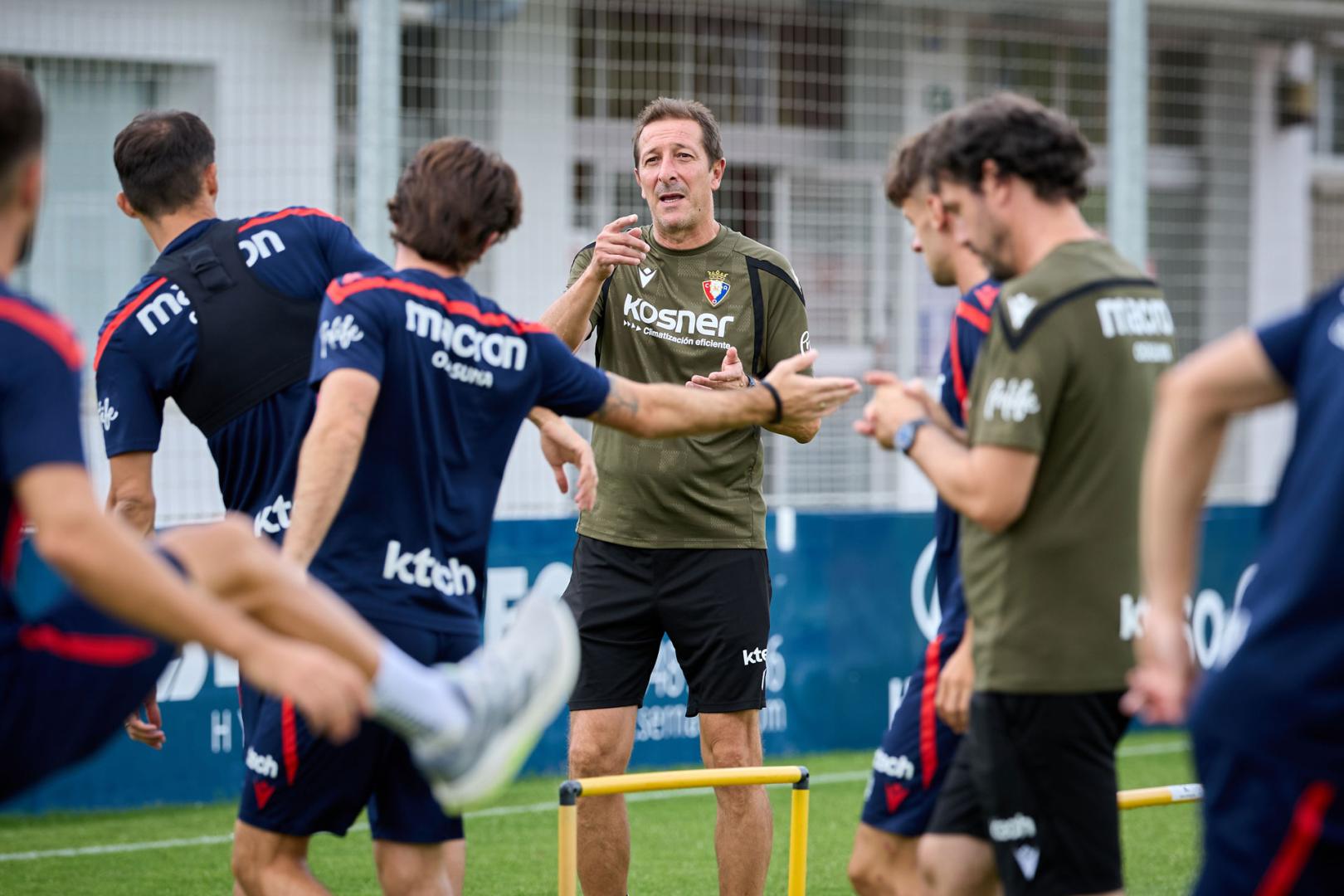 Luis Miguel Ramis da indicaciones en el entrenamiento de ayer en Tajonar