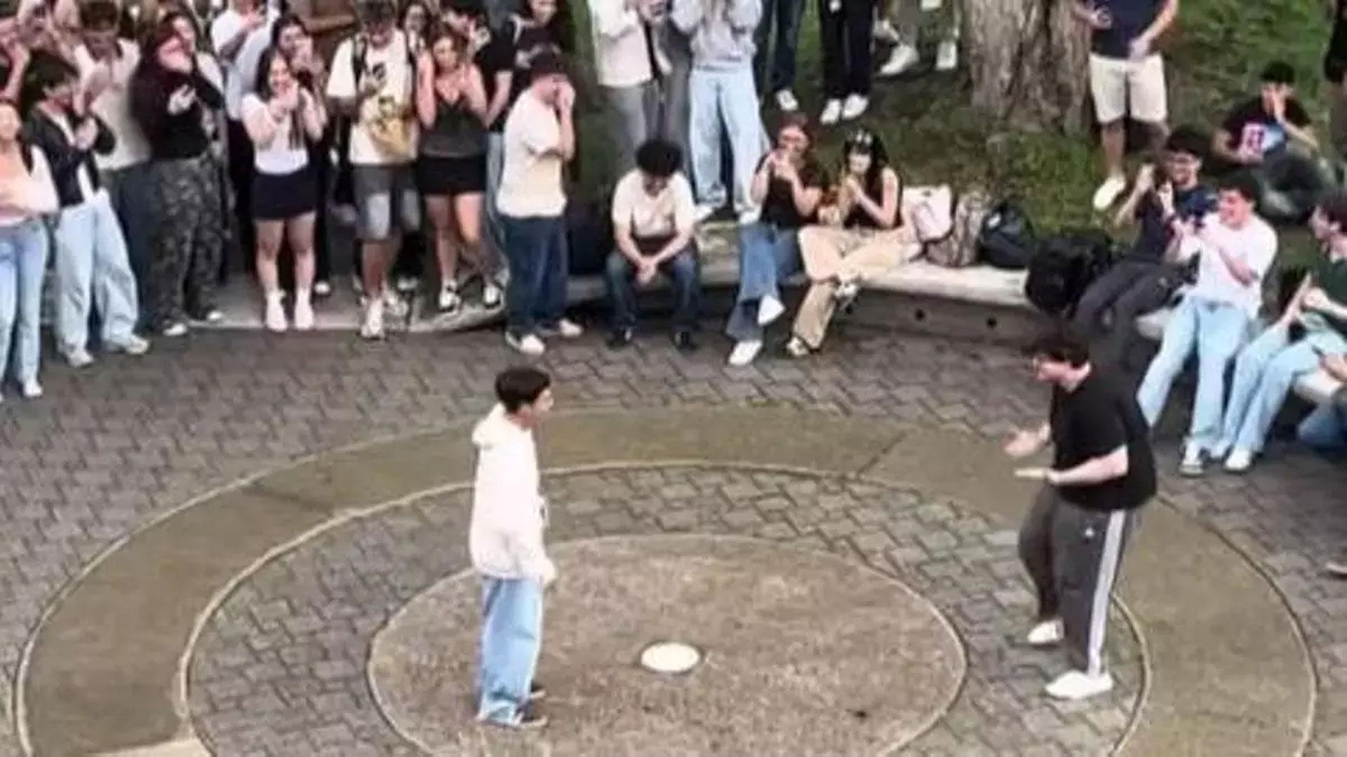 Una imagen de una batalla viral de 'farmear aura'