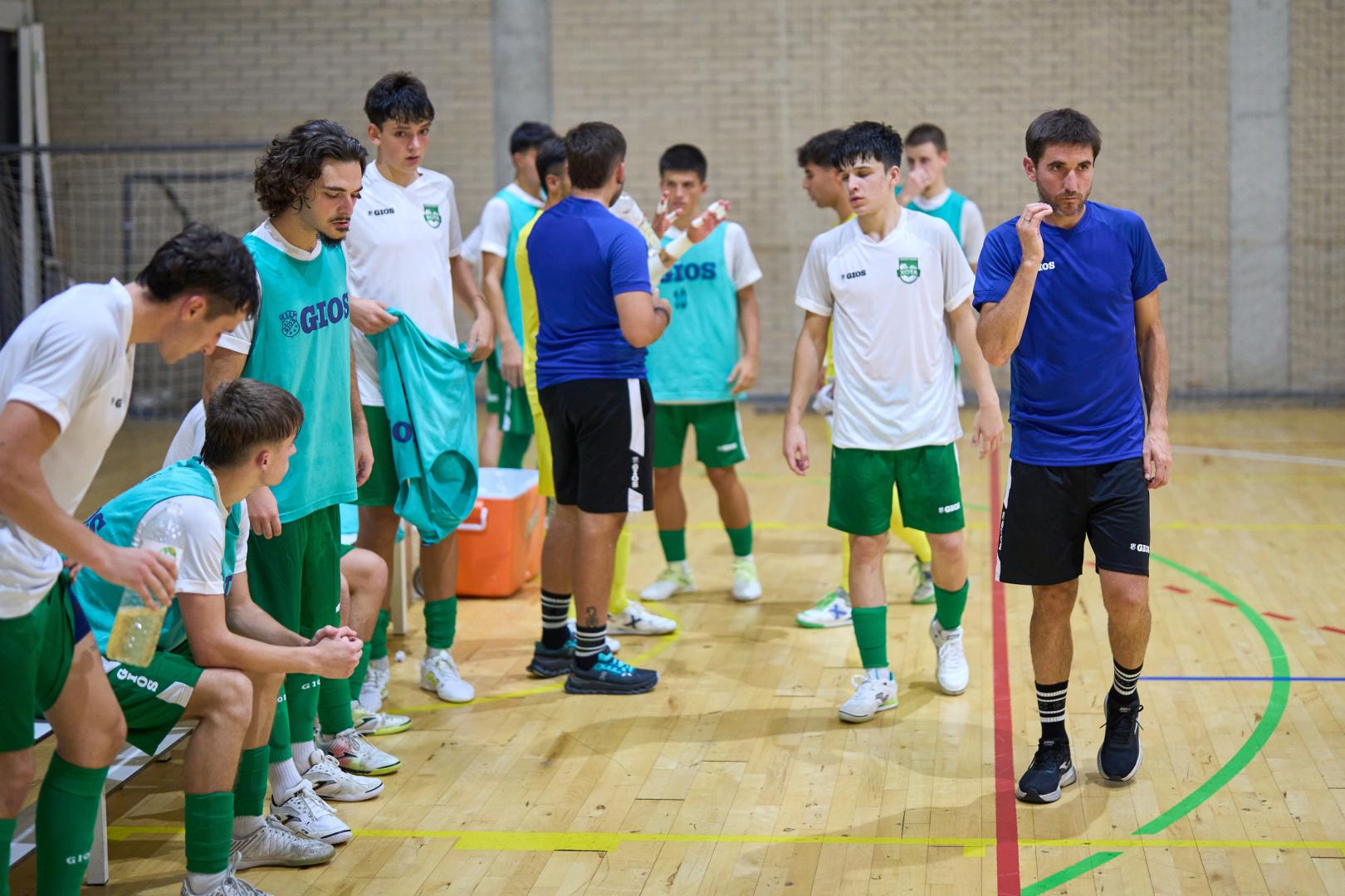 Jugadores y cuerpo técnico del Xota, en el amistoso que el equipo disputó en el polideportivo de Noáin