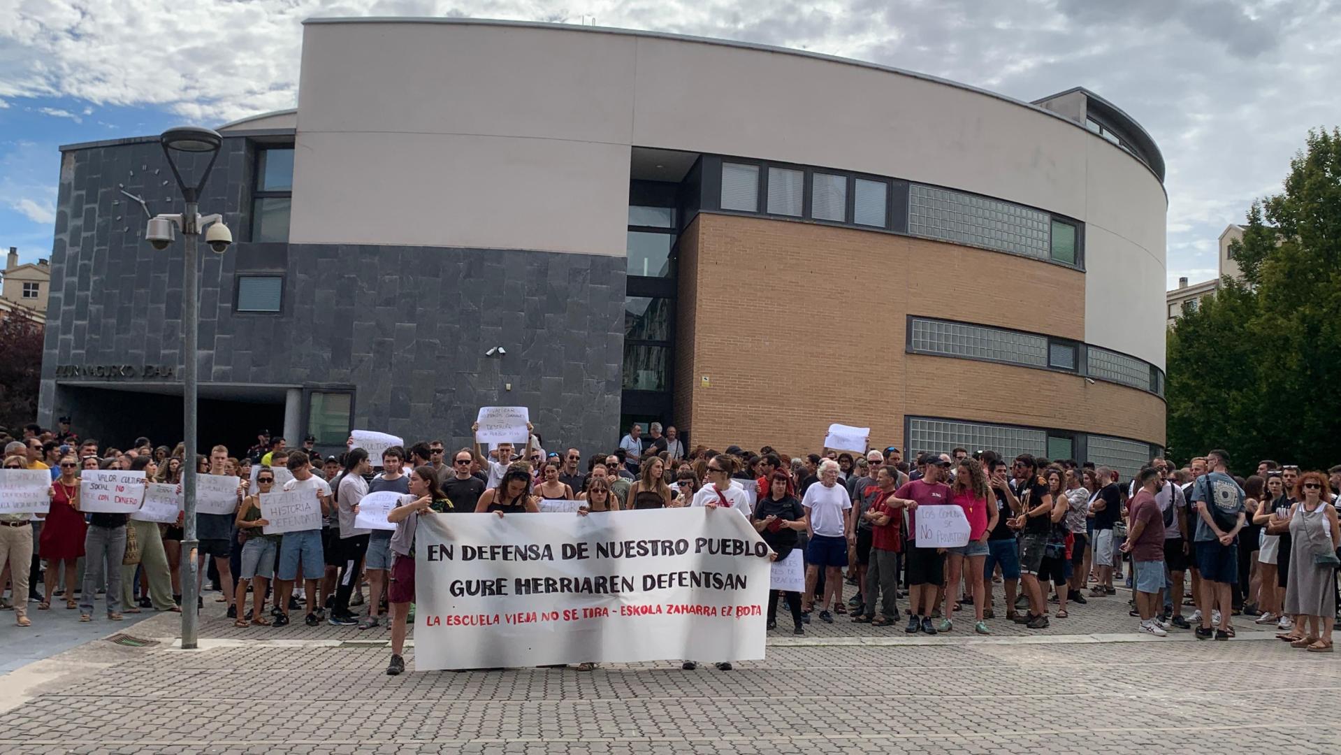 Concentración delante de la casa consistorial de Zizur Mayor durante el pleno que debatía el plan municipal y las VPO en la zona de las txoznas