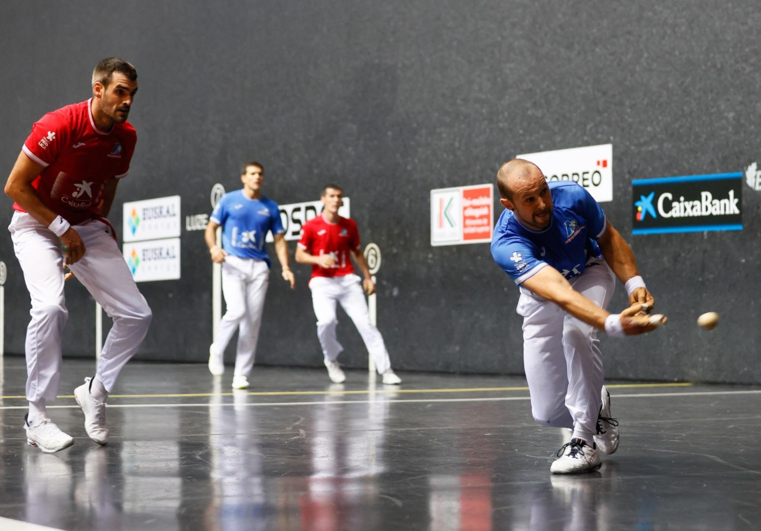 Elordi esconde la pelota en presencia de Ezkurdia en el Bizkaia.