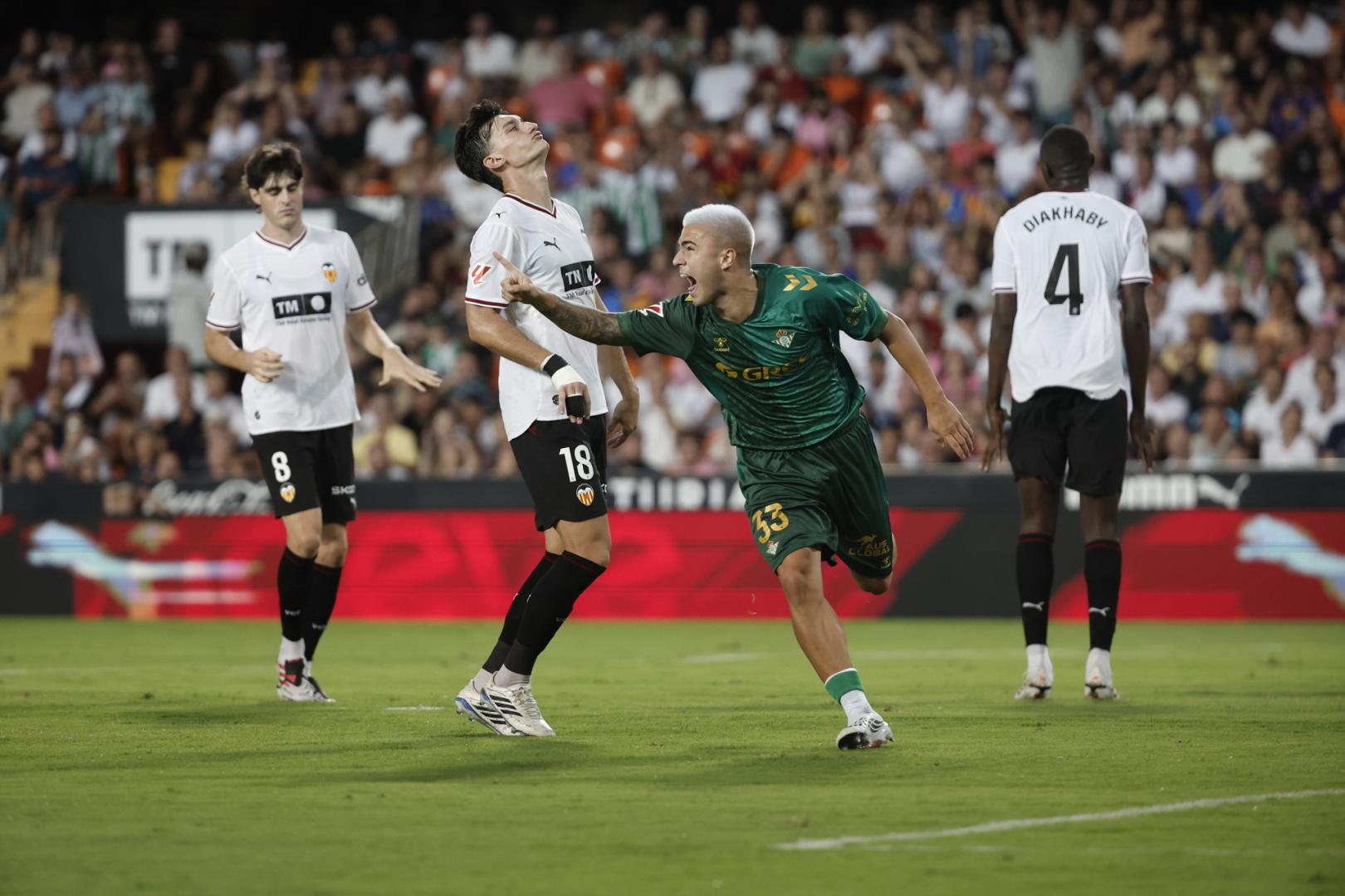 El delantero del Real Betis Pablo García celebra su gol ante el Valencia