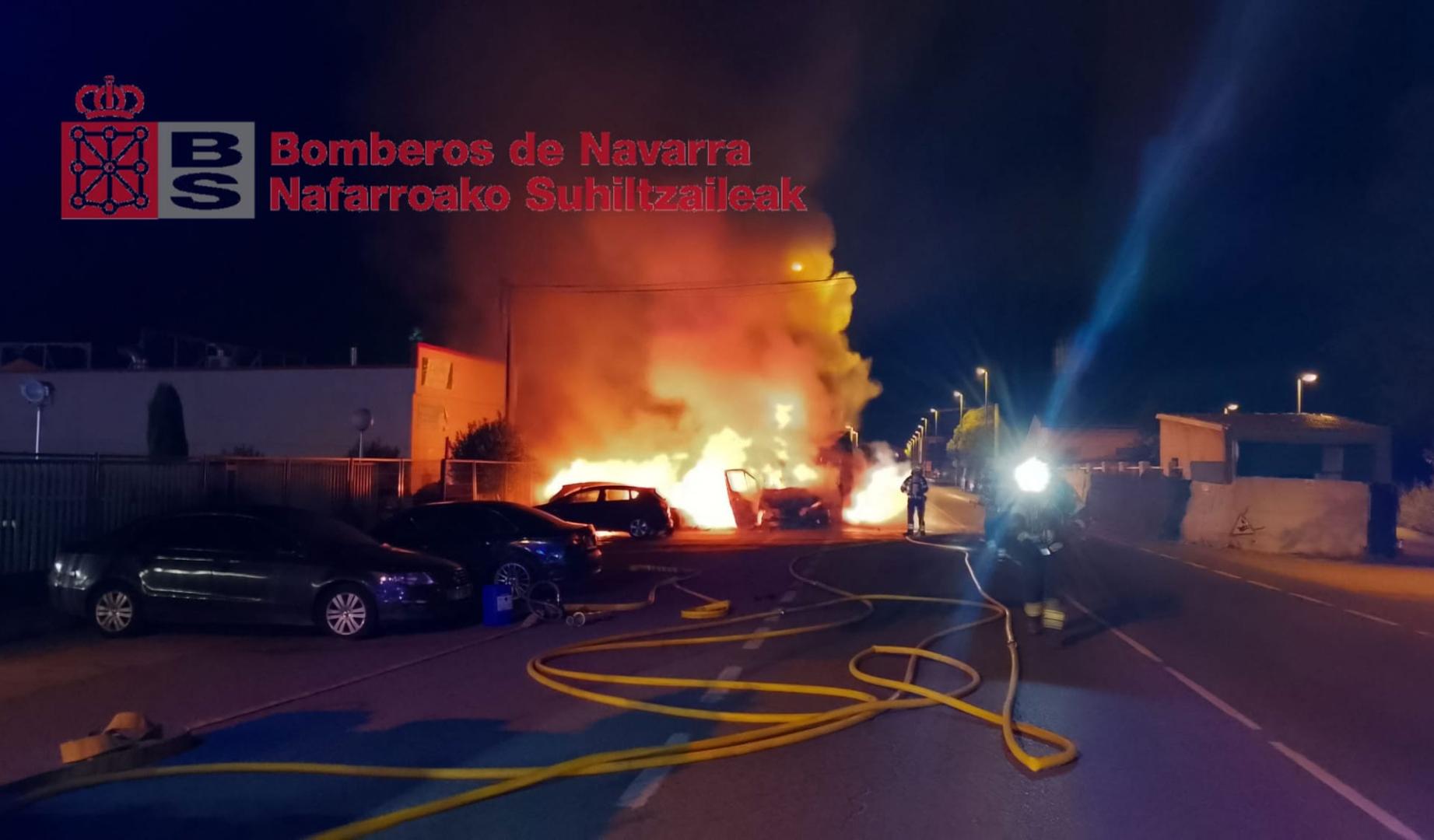 Imagen del incendio de un camión de reparto en Marcilla