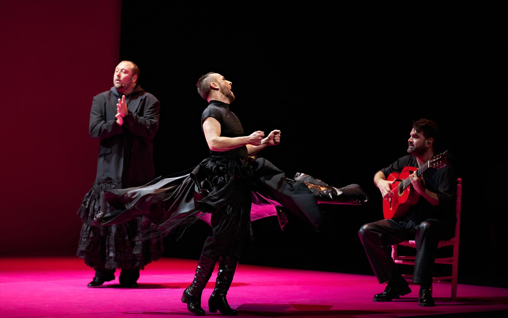 Manuel Liñán, en una escena de 'Muerta de amor', espectáculo que reúne a siete bailarines y cinco músicos.