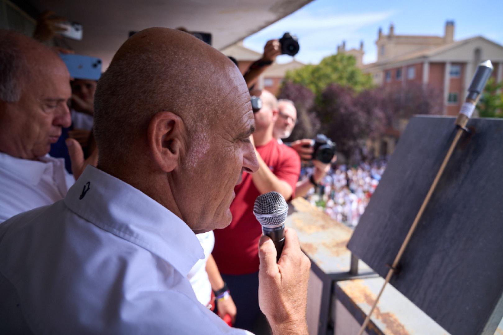 El montañero Óscar Arroyo, lanzador del cohete en Zizur Mayor
