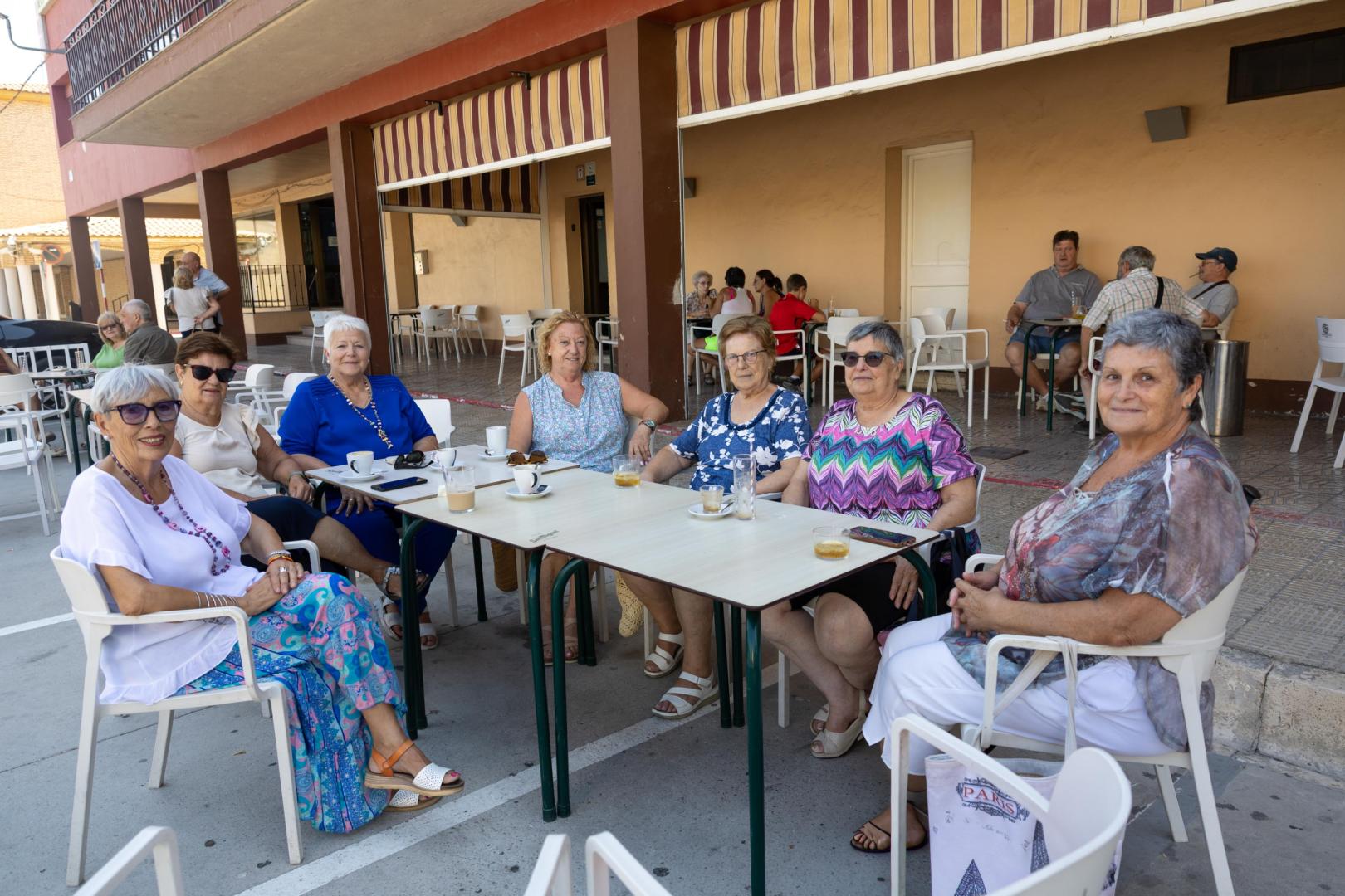 Desde la izqda.: Angelines Cerdán, Asunción Raluy, María Pilar Lapuerta, Pilar Pérez, y Pilarín y Concha Tramullas tomando café.