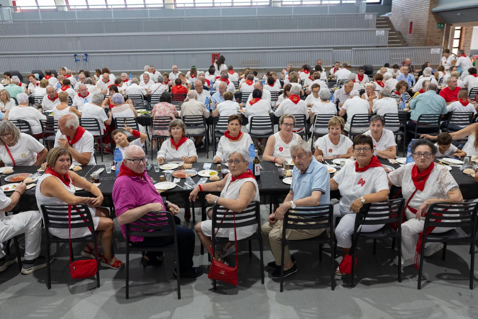 El recinto Ribaforada Arena acogió a centenares de vecinos durante la comida popular celebrada durante el Día de Nuestros Mayores