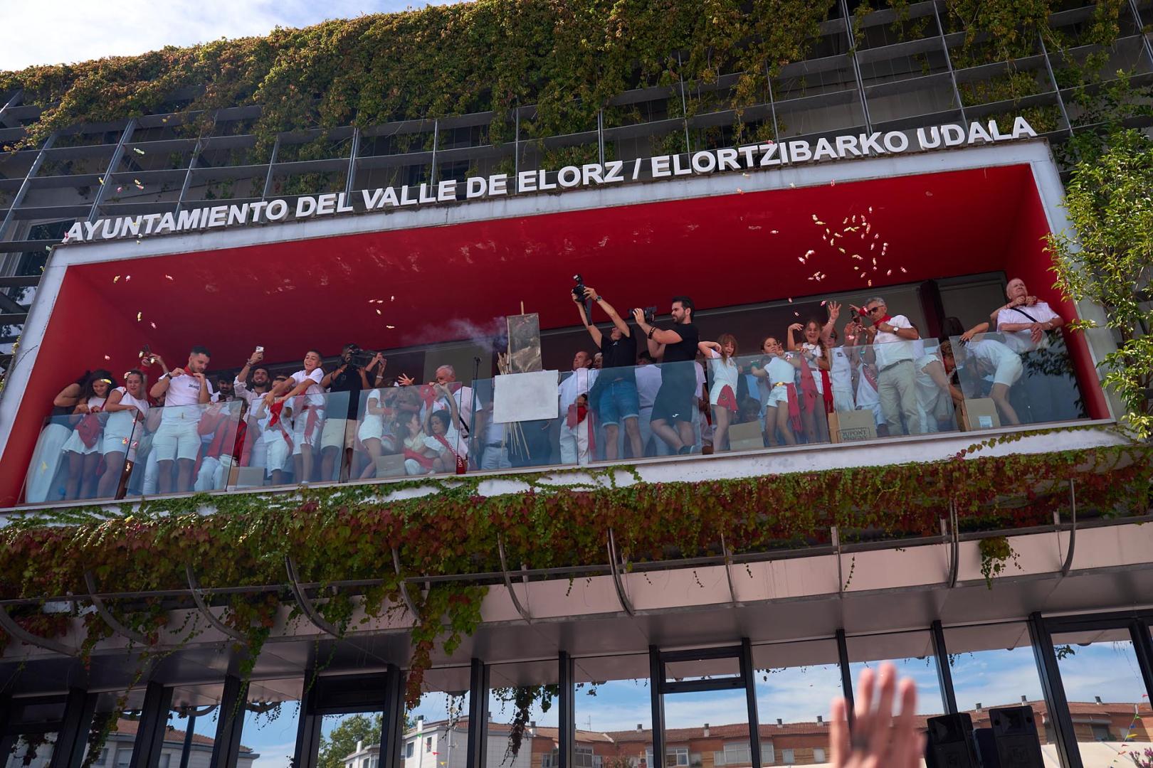 Fotos: Varios heridos en el chupinazo de Noáin después de que tres cohetes cayesen a la plaza donde se congregaba la multitud y otros explotaran en el balcón