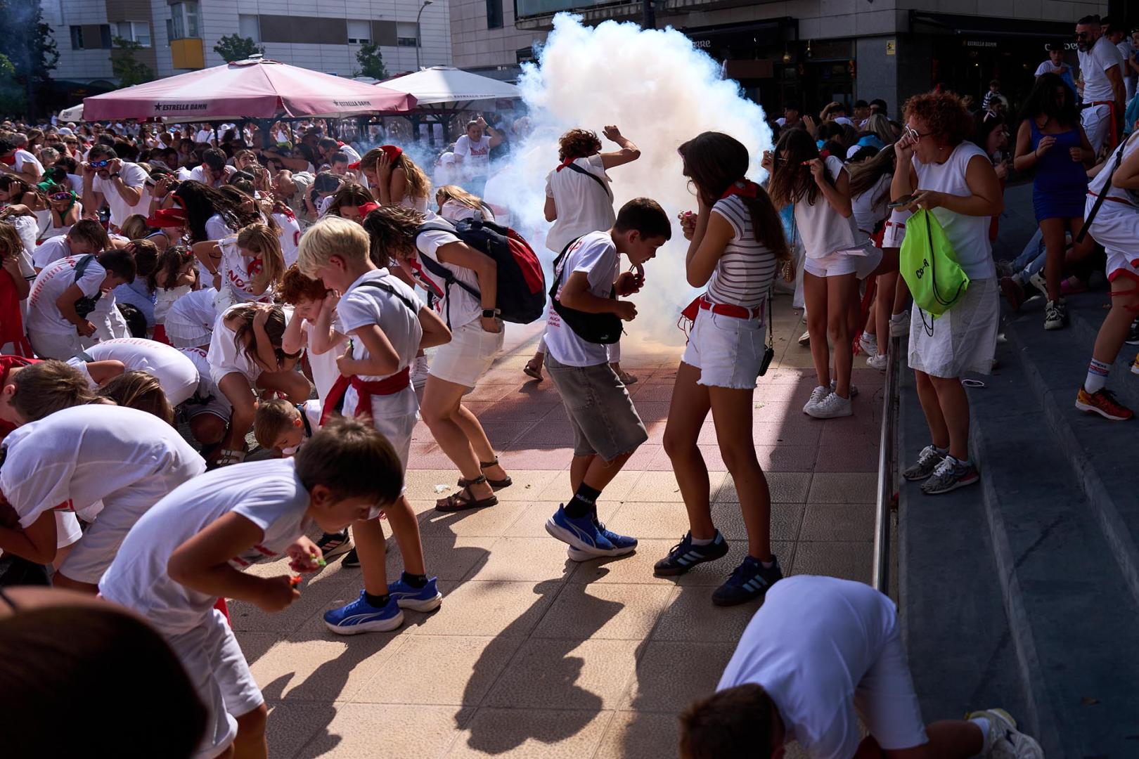 Fotos: Varios heridos en el chupinazo de Noáin después de que tres cohetes cayesen a la plaza donde se congregaba la multitud y otros explotaran en el balcón