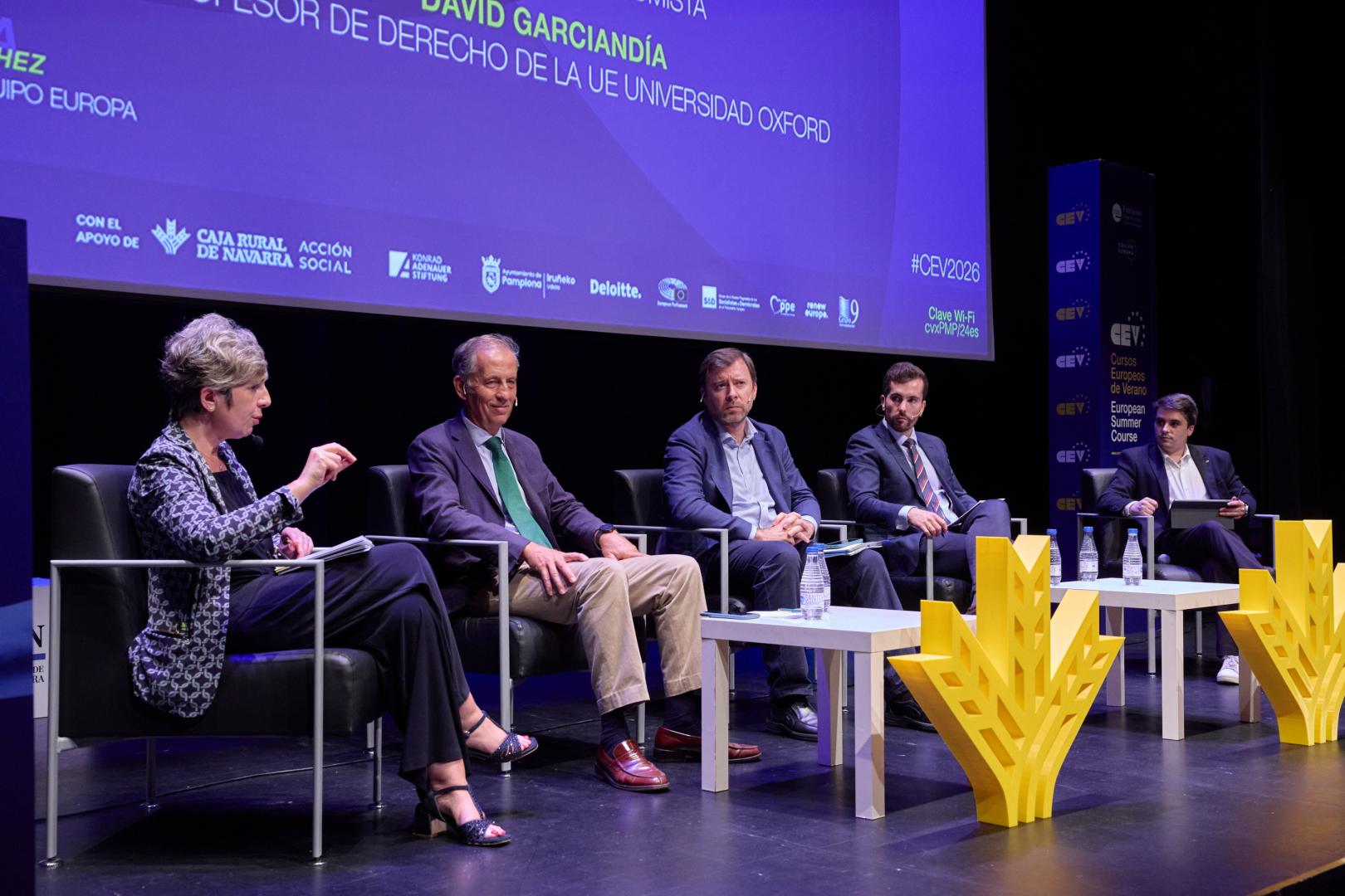 Desde la izda; Mariola Urrea, catedrática de Derecho Internacional y de la Unión Europea, y vicerrectora de Internacionalización y Relaciones Institucionales de la UIMP; Segismundo Álvarez, notario y presidente de la Fundación Hay Derecho; Pablo Rupérez, economista y diplomático; David Garciandía, profesor de Derecho de la UE en la Universidad de Oxford; y Borja Ruisánchez, el moderador, tesorero de Equipo Europa