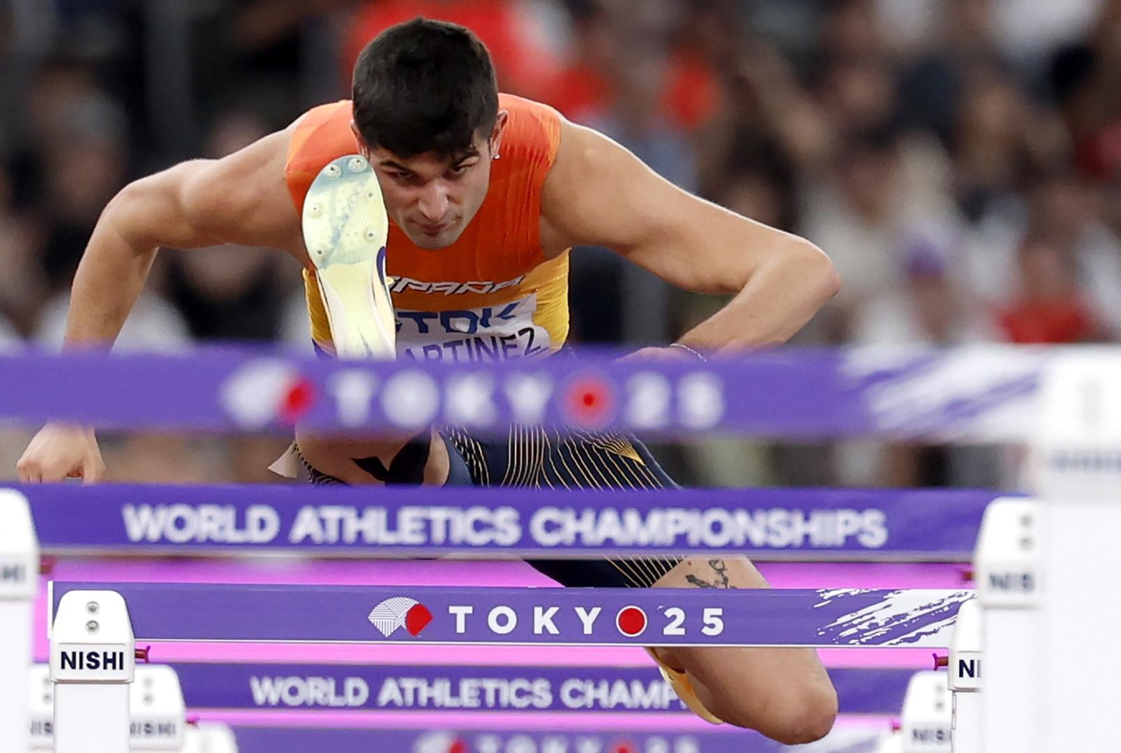 FOTODELDÍA EPA131. TOKYO, 15/09/2025.-TOKIO (Japón), 15/09/2025.- El español Asier Martínez compite en las eliminatorias de los 110 m vallas masculinos del Campeonato Mundial de Atletismo 2025 en Tokio, Japón, este lunes.EFE/ Franck Robichon Campeonato Mundial de Atletismo Tokio [Original: EFE_15-09-2025_19h55m_3415.jpg] //EFE//Asier, en el Mundial de Tokio. Fue su última prueba hasta hoy. EFEEl vallista Asier Martínez, en el Mundial del pasado año en Tokio.