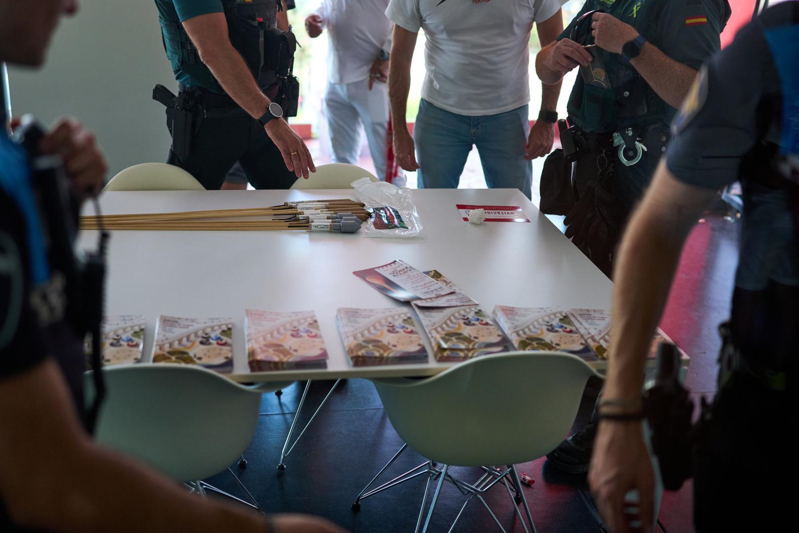 Agentes de la Guardia Civil requisan cohetes sin lanzar en el Ayuntamiento de Noáin para llevar a cabo la investigación.